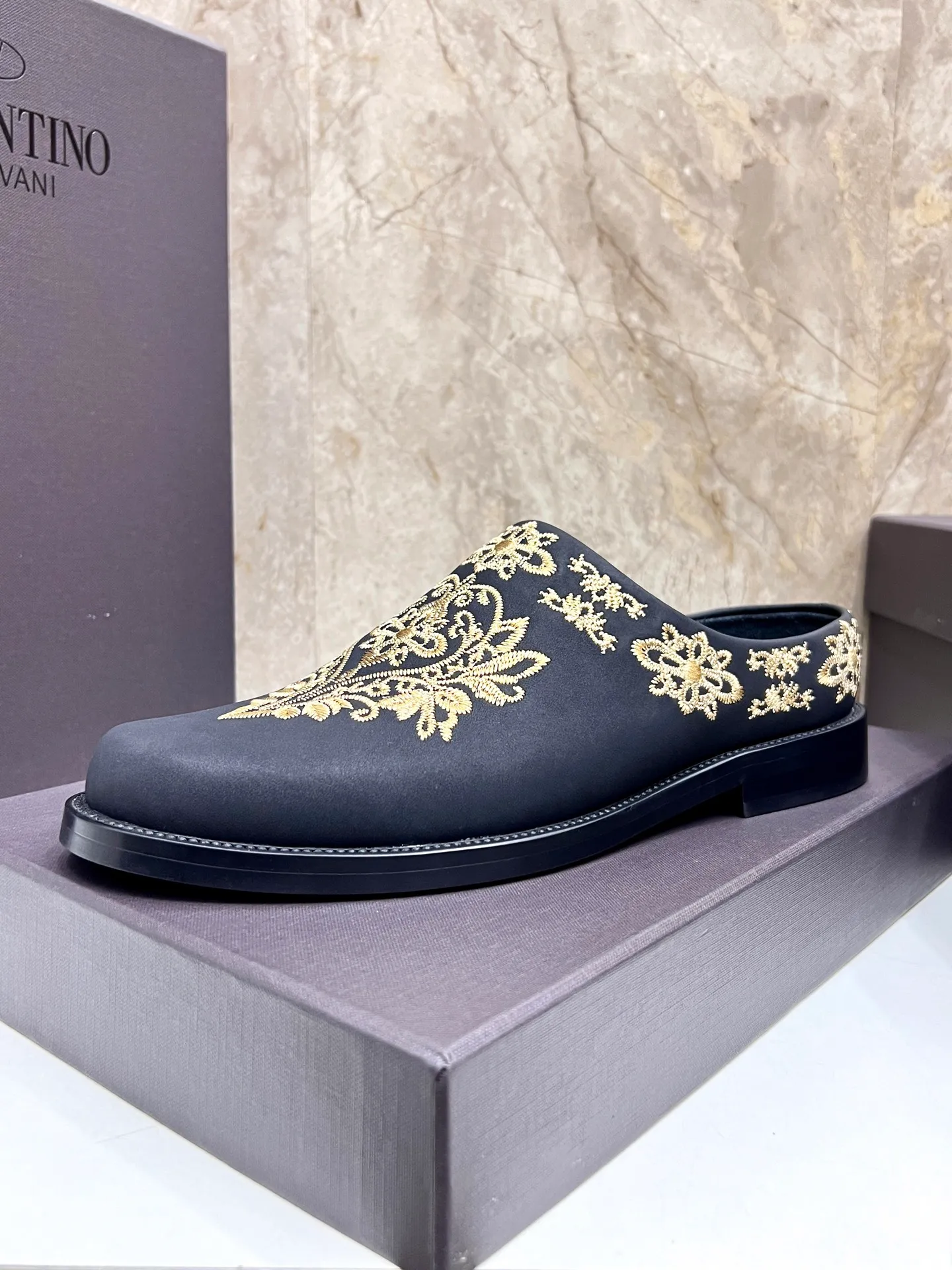 Men's men's shoes💰780 Valentino Valentino's new electric embroidery slippers. These Derby loafers are made of imported cowhide leather. They are light in texture and cool in style. The uppers are decorated with brand logo buckles, showing off the big-name style! The lines reveal novel urban trends. The toe is round and full, and the rubber foam sole and triple protruding leather welt complement each other. It is extremely fashionable and charming, with dyed calfskin lining, genuine leather feet, and standard logo decoration. It is simple yet elegant. It has a classic European and American loose style and is extremely comfortable on the feet. Size: 39-44 (customized at 38.45.46)